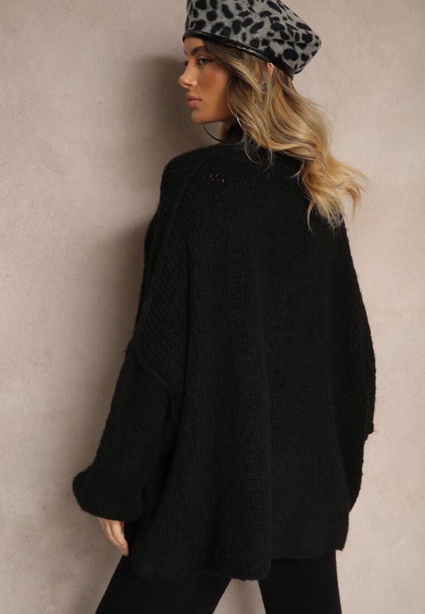 Renee - Czarny Golf Oversize z Domieszką Wełny Asintavira. Okazja: na co dzień. Typ kołnierza: golf. Kolor: czarny. Materiał: wełna. Długość rękawa: długi rękaw. Długość: długie. Styl: elegancki, casual