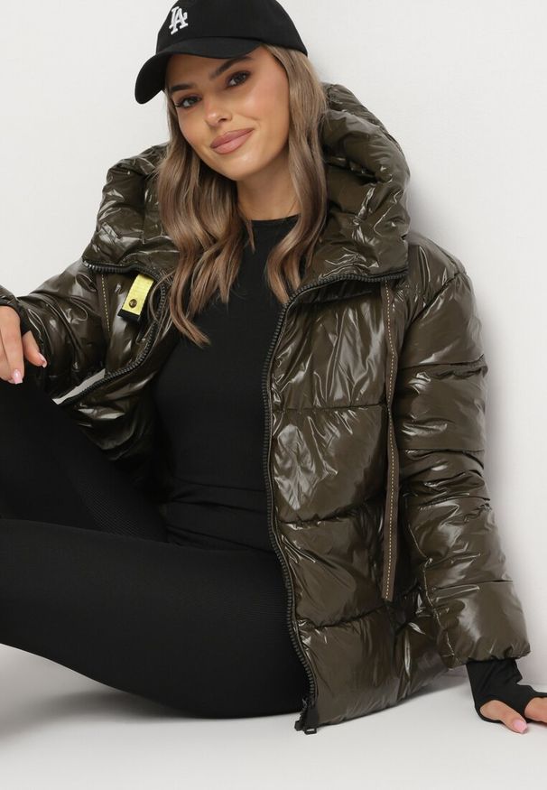 Born2be - Ciemnozielona Pikowana Kurtka z Połyskiem Arceka. Okazja: na co dzień. Kolor: zielony. Materiał: jeans, materiał. Styl: elegancki, wizytowy, casual