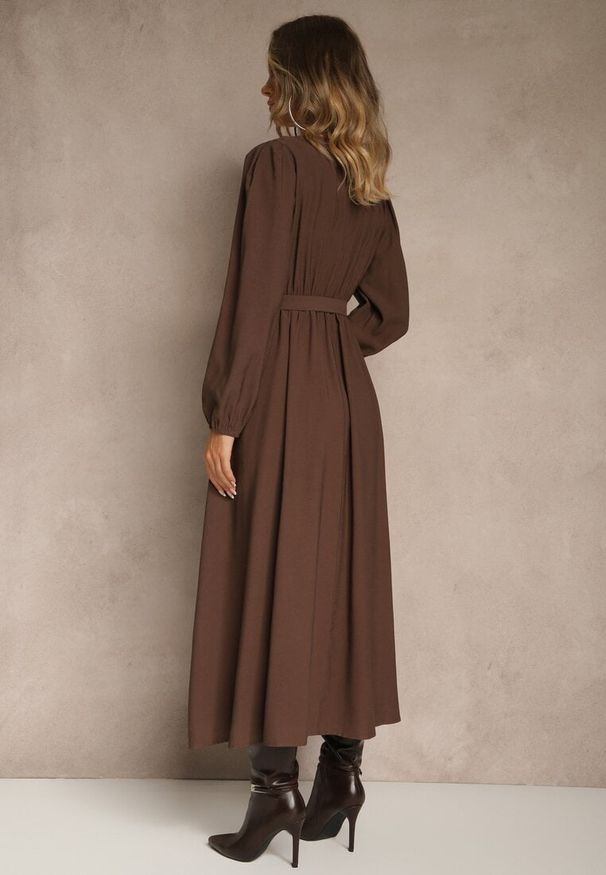 Renee - Brązowa Rozkloszowana Sukienka z Wiskozy z Paskiem ze Sprzączką Orille. Okazja: na randkę. Typ kołnierza: dekolt w serek. Kolor: brązowy. Materiał: wiskoza. Długość rękawa: długi rękaw