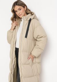 Born2be - Beżowa Długa Kurtka Pikowana Płaszcz na Zamek z Kapturem Lesea. Okazja: na co dzień. Typ kołnierza: kaptur. Kolor: beżowy. Materiał: dzianina, jeans. Długość: długie. Styl: casual, elegancki #2