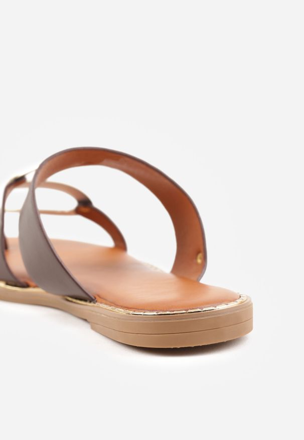 Born2be - Brązowe Klapki Japonki z Paskiem na Palec i Metaliczną Ozdobą Qhesith. Okazja: na co dzień. Kolor: brązowy. Materiał: jeans, len. Wzór: aplikacja. Sezon: lato. Styl: casual, elegancki