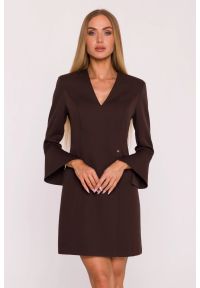MOE - Elegancka sukienka z szerokimi mankietami dekolt V brązowa. Okazja: na co dzień, do pracy, na spotkanie biznesowe. Typ kołnierza: dekolt w kształcie V. Kolor: niebieski, brązowy. Materiał: tkanina. Wzór: gładki. Typ sukienki: dopasowane, proste. Styl: elegancki. Długość: mini #3