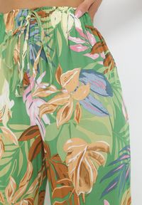 Born2be - Zielone Szerokie Spodnie z Wiskozy w Kwiaty Naomie. Kolor: zielony. Materiał: wiskoza. Wzór: kwiaty