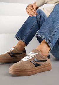 Renee - Brązowe Zamszowe Sneakersy Tenisówki Ozdobione Geometrycznym Motywem Nalivette. Okazja: na co dzień. Kolor: brązowy. Materiał: zamsz. Wzór: aplikacja, geometria