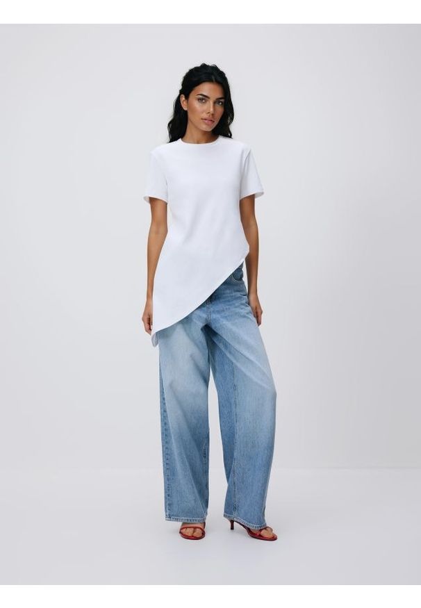 Reserved - Asymetryczny t-shirt - biały. Kolor: biały. Materiał: bawełna, dzianina