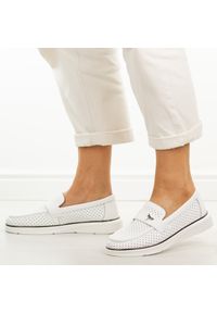 Białe ażuowe skórzane mokasyny damskie Vinceza 93221. Okazja: na co dzień. Nosek buta: okrągły. Kolor: biały. Materiał: skóra. Szerokość cholewki: normalna. Sezon: wiosna, lato, jesień. Styl: casual #1