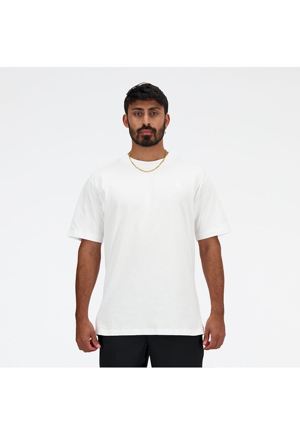 Koszulka męska New Balance MT41533WT – biała. Kolor: biały. Materiał: bawełna, dresówka. Długość rękawa: krótki rękaw. Długość: krótkie
