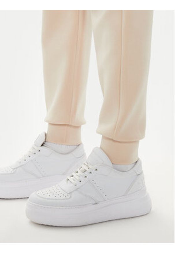 Guess Spodnie dresowe V4YB08 KCAY2 Beżowy Regular Fit. Kolor: beżowy. Materiał: syntetyk