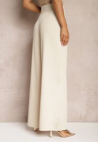 Renee - Beżowe Garniturowe Szerokie Spodnie High Waist Rissetto. Okazja: na spotkanie biznesowe. Stan: podwyższony. Kolor: beżowy. Styl: elegancki, biznesowy