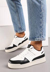 Renee - Czarno-Białe Sznurowane Sneakersy z Ekoskóry na Grubej Podeszwie z Ozdobnymi Łatkami Anaviria. Kolor: czarny. Materiał: jeans #3