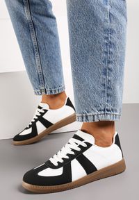 Renee - Czarno-Białe Sznurowane Sneakersy na Brązowej Podeszwie z Przeszyciami Assetnima. Kolor: czarny #6