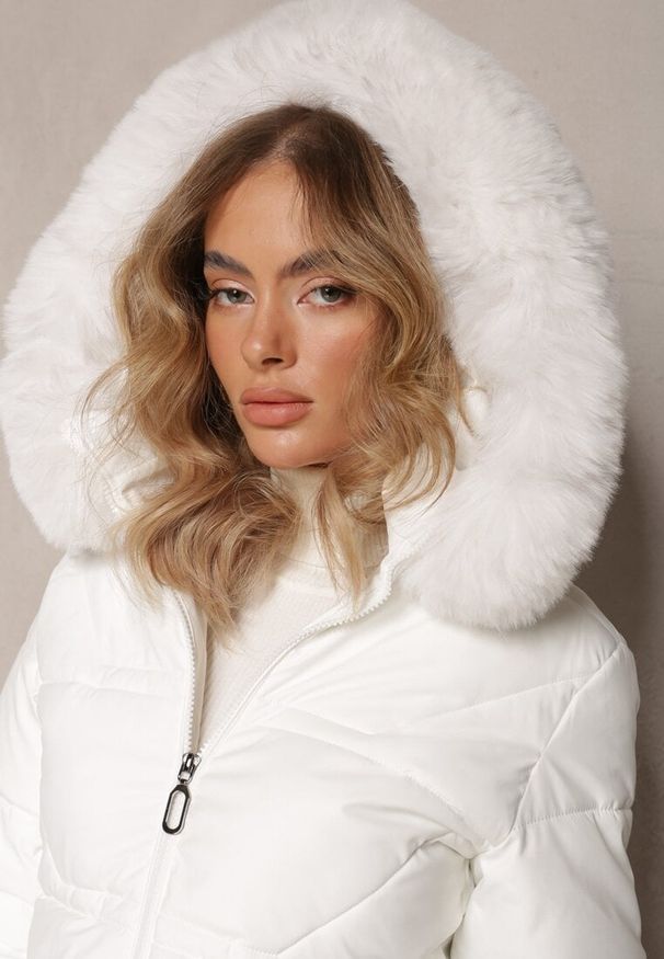 Renee - Biała Pikowana Kurtka z Kapturem i Ozdobnym Futerkiem Zepiola. Typ kołnierza: kaptur. Kolor: biały. Materiał: futro