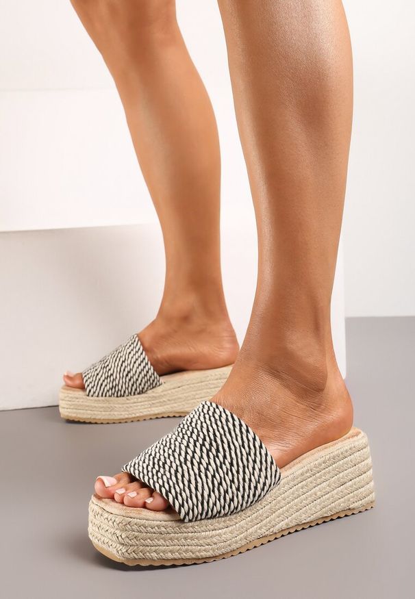 Renee - Czarno-Beżowe Casualowe Klapki na Koturnie i Platformie w Stylu Boho Moonula. Okazja: na co dzień. Nosek buta: otwarty. Kolor: czarny. Materiał: materiał. Sezon: lato. Obcas: na koturnie. Styl: casual, boho. Wysokość obcasa: średni