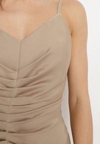 Born2be - Beżowa Satynowa Sukienka Koktajlowa z Ozdobnym Drapowaniem i Rozcięciem Saligurtia. Okazja: na imprezę. Kolor: beżowy. Materiał: satyna. Długość rękawa: na ramiączkach. Wzór: aplikacja. Sezon: lato. Styl: wizytowy #2