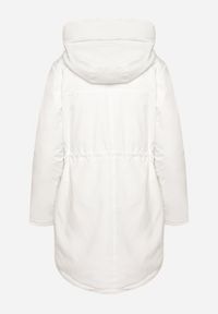 Born2be - Biała Kurtka Parka z Kapturem Ściągana w Pasie Semielin. Okazja: na co dzień, na spacer. Typ kołnierza: kaptur. Kolor: biały. Styl: elegancki, casual #4