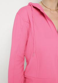 Born2be - Różowy Komplet Dresowy Rozpinana Bluza z Kapturem Wykończona Ściągaczem i Spodnie z Gumką w Pasie Starkie. Kolor: różowy. Materiał: dresówka #3