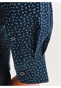 Pako Lorente - PAKO LORENTE – Granatowa koszula we wzór geometryczny. Kolor: niebieski. Materiał: bawełna, elastan. Długość rękawa: długi rękaw. Długość: długie. Wzór: geometria #2