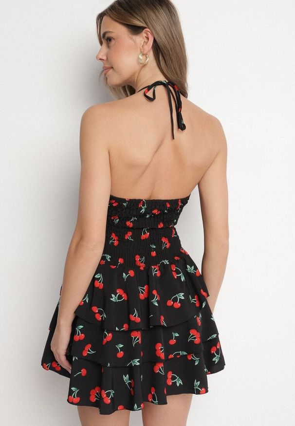 Born2be - Czarna Rozkloszowana Sukienka w Wisienki z Falbankami i Dekoltem Halter Lanideia. Okazja: na co dzień, na spacer, na imprezę. Typ kołnierza: dekolt halter, kołnierz z falbankami. Kolor: czarny. Materiał: bawełna. Sezon: lato. Typ sukienki: rozkloszowane. Styl: casual
