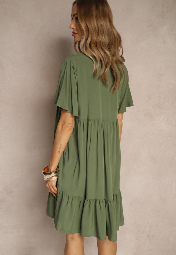 Renee - Ciemnozielona Bawełniana Sukienka Rozkloszowana z Wiązaniem przy Dekolcie Mepova. Okazja: na co dzień. Kolor: zielony. Materiał: bawełna. Styl: casual, klasyczny
