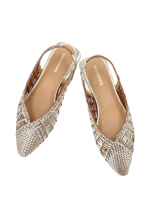 Hot Potatoes by Gioseppo - Czółenka damskie Gioseppo, lekka konstrukcja odkryta pięta elastyczny pasek z tyłu niski stabilny obcas pleciona cholewka smukły nosek, platinum, 792. Okazja: do pracy, na imprezę. Zapięcie: pasek. Kolor: srebrny. Szerokość cholewki: normalna. Sezon: wiosna, lato. Obcas: na obcasie. Styl: elegancki. Wysokość obcasa: niski