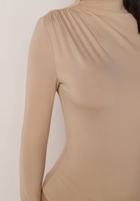 Born2be - Ciemnobeżowe Body z Marszczeniem Rafanbi. Kolor: beżowy. Długość rękawa: długi rękaw. Długość: długie. Styl: elegancki #7
