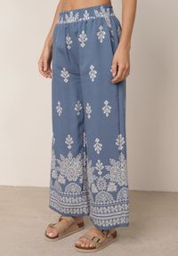 Born2be - Niebieski Komplet Wiskozowy Szerokie Spodnie i Luźna Bluzka z Nadrukiem Paisley Thela. Kolekcja: plus size. Kolor: niebieski. Materiał: wiskoza. Wzór: nadruk, paisley #6