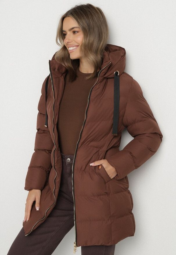 Born2be - Brązowa Długa Pikowana Kurtka z Kapturem i Dwustronnym Suwakiem Naorinae. Okazja: na co dzień, do pracy. Typ kołnierza: kaptur. Kolor: brązowy. Materiał: jeans. Długość rękawa: długi rękaw. Długość: długie. Sezon: zima. Styl: casual, elegancki