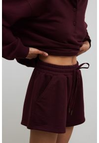 Marsala - Szorty z dzianiny dresowej w kolorze BURGUNDY - BREEZE-XS. Okazja: na co dzień. Materiał: dresówka, dzianina. Wzór: haft. Styl: casual