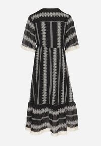 Born2be - Czarna Bawełniana Sukienka Boho o Rozkloszowanym Kroju z Wiązaniem i Haftem Korithira. Okazja: na spacer, na co dzień. Typ kołnierza: dekolt w serek. Kolor: czarny. Materiał: bawełna. Wzór: haft. Sezon: lato. Typ sukienki: rozkloszowane. Styl: boho #4