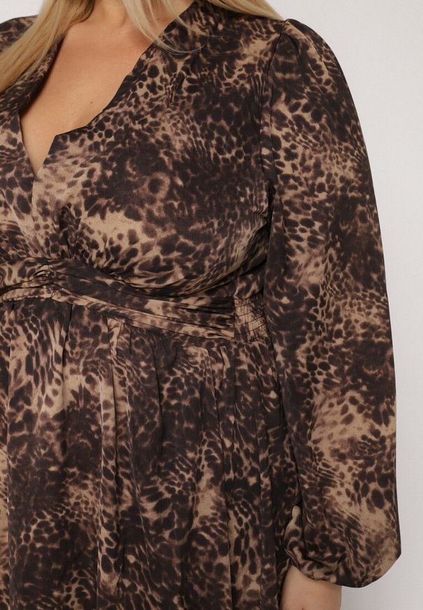 Born2be - Brązowa Rozkloszowana Sukienka w Cętki Reinafa. Okazja: na co dzień. Kolor: brązowy. Styl: casual