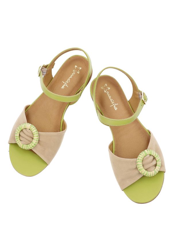 Zielone Sandały Maciejka Eleganckie Obuwie Damskie. Okazja: na co dzień. Zapięcie: klamry. Kolor: zielony. Materiał: materiał. Wzór: aplikacja. Sezon: lato. Obcas: na płaskiej podeszwie. Styl: elegancki