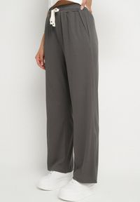 Born2be - Ciemnoszare Spodnie Dresowe z Gumką w Pasie i Szeroką Nogawką Mironia. Okazja: na co dzień. Kolor: szary. Materiał: dresówka. Styl: casual, elegancki