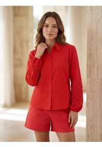 Sinsay - Bawełniana koszula z ażurowym wykończeniem rękawa - czerwony. Kolor: czerwony. Materiał: bawełna. Wzór: ażurowy #1