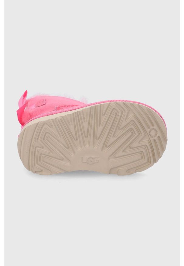 Ugg - UGG Śniegowce zamszowe dziecięce Bailey Bow II Mini kolor różowy. Kolor: różowy. Materiał: zamsz