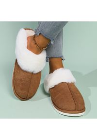 Intica - Kapcie domowe ocieplane z miękką wyściółką Shalanda. Okazja: do domu. Kolor: brązowy. Materiał: materiał. Styl: elegancki, casual #2