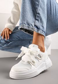 Renee - Białe Sneakersy na Grubej Podeszwie z Ozdobnymi Sznurówkami Zeldema. Okazja: na co dzień. Zapięcie: sznurówki. Kolor: biały. Materiał: jeans #1