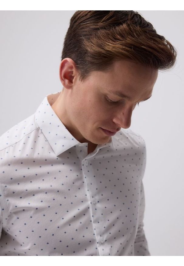 Reserved - Koszula slim fit w drobne kwiaty - biały. Kolor: biały. Materiał: tkanina, bawełna. Wzór: kwiaty