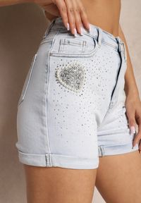 Renee - Jasnoniebieskie Szorty Jeansowe z Cyrkoniami i Perłami Montse. Kolor: niebieski. Materiał: jeans. Długość: krótkie. Wzór: aplikacja