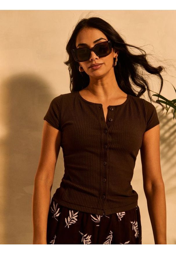 Sinsay - Prążkowana bluzka z guzikami - brązowy. Kolor: brązowy. Materiał: prążkowany