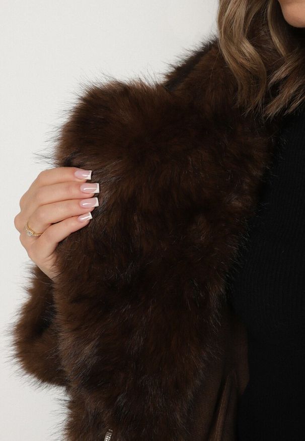 Born2be - Brązowa Kurtka Futerko z Ozdobnym Kołnierzem Talliea. Okazja: na co dzień. Kolor: brązowy. Materiał: futro. Styl: wizytowy, klasyczny, casual, elegancki