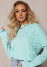 Renee - Jasnoniebieski Sweter z Tłoczeniami o Klasycznym Fasonie Sigune. Kolor: niebieski. Wzór: jednolity. Sezon: jesień, zima. Styl: klasyczny