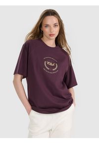 4f - 4F T-shirt oversize z nadrukiem damski - fioletowy L. Okazja: na co dzień. Kolor: fioletowy. Materiał: tkanina, bawełna, materiał, dzianina, jersey. Długość rękawa: krótki rękaw. Długość: krótkie. Wzór: nadruk. Styl: klasyczny, casual, sportowy #1