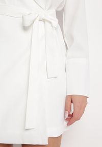 Born2be - Biała Klasyczna Sukienka Kopertowa z Rozszerzanymi Rękawami i Paskiem Arlevi. Kolor: biały. Typ sukienki: kopertowe. Styl: klasyczny #2