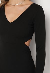 Born2be - Czarna Sukienka o Dopasowanym Kroju z Wycięciami w Talii Halassia. Okazja: na randkę, na co dzień. Typ kołnierza: dekolt w serek. Kolor: czarny. Długość rękawa: długi rękaw. Typ sukienki: dopasowane, proste. Styl: casual, elegancki #7