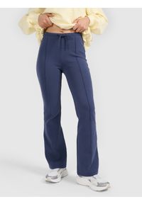4f - 4F Spodnie dresowe z rozszerzanymi nogawkami damskie - granatowe XS. Okazja: na co dzień, na spacer. Stan: podwyższony. Kolor: niebieski. Materiał: dresówka. Styl: casual. Sport: turystyka piesza #2
