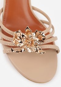 Renee - Ciemnobeżowe Klapki na Szpilce Zdobione Metaliczną Aplikacją w Kształcie Kwiatu Philaira. Okazja: na randkę. Kolor: beżowy. Wzór: aplikacja, kwiaty. Obcas: na szpilce. Styl: elegancki #9