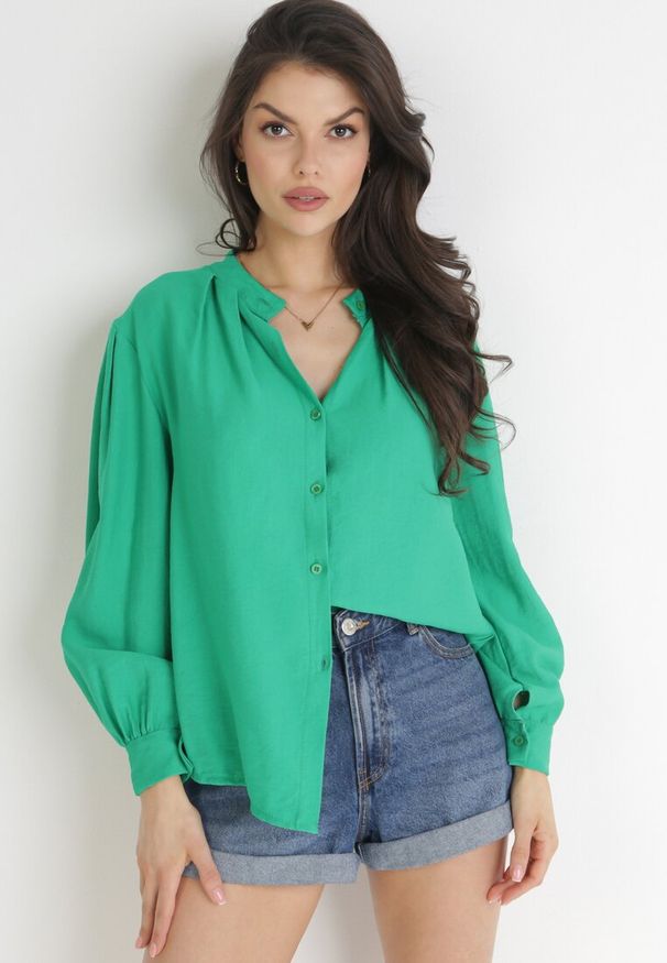 Born2be - Zielona Koszula z Plisowanymi Rękawami Yelia. Kolor: zielony. Styl: elegancki