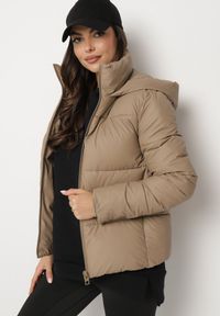 Born2be - Ciemnobeżowa Pikowana Kurtka o Prostym Kroju z Kapturem i Kieszeniami Leolea. Okazja: na co dzień, na spacer. Typ kołnierza: kaptur. Kolor: beżowy. Materiał: jeans. Sezon: zima. Styl: casual #2