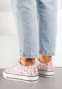 Born2be - Różowe Trampki z Cholewką Zdobioną Kwiatowym Wzorem Folaianna. Okazja: na co dzień, na spacer. Kolor: różowy. Materiał: jeans. Szerokość cholewki: normalna. Wzór: aplikacja, kwiaty. Styl: klasyczny, elegancki, casual #5