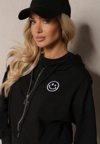 Renee - Czarna Bluza Rozpinana z Wyszytą Emotką i Kapturem Cornoria. Kolor: czarny. Materiał: dzianina